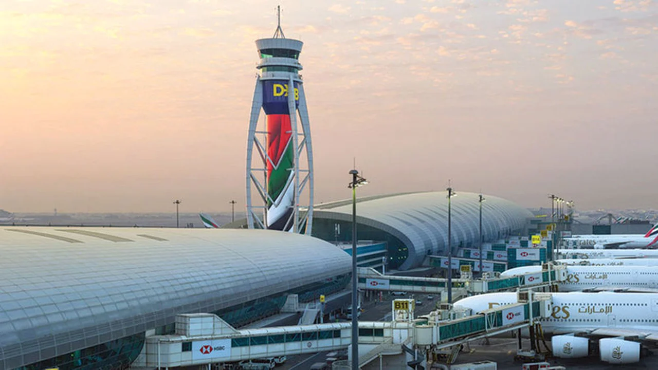 برج المراقبة في مطار دبي يزدان بعلم الإمارات تزامنًا مع احتفالات وطنية